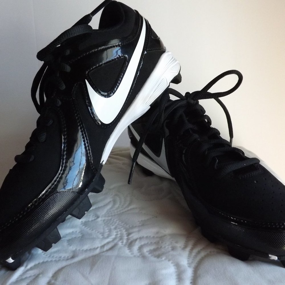 NIKE YOUTH BASEBALL CLEATED SIZE 6Y
